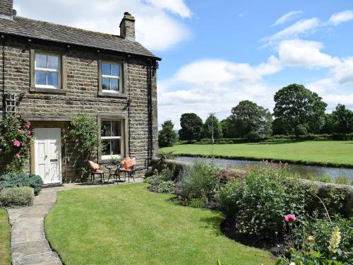 Eshton Maison | River View Cottage