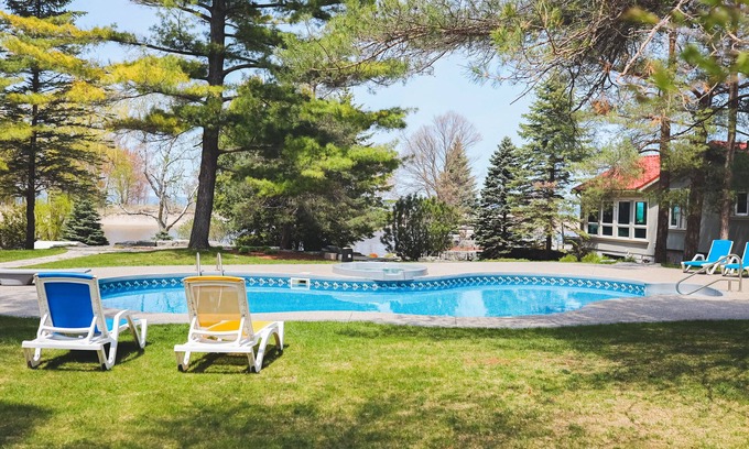 Wasaga Beach Appartement | River View cozy studio cottage with loft, steps shared pool, beach, & firepit
