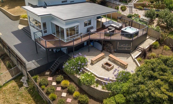 Bellerive Maison | River View Holiday House 10 min to CBD. Sleeps 8