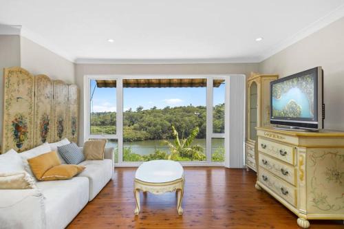 Lane Cove West Maison | River View Oasis: Spacious 3-Bed House with Pool