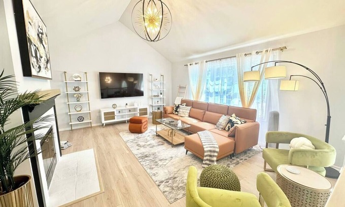 St. Charles Maison | River View, walk to town, stylish, Spacious