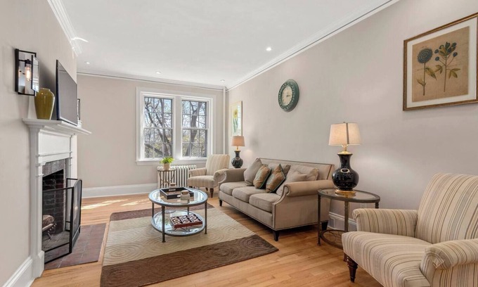 West Cambridge Copropriété | River Views Harvard Square 2BR with Cozy Fireplace
