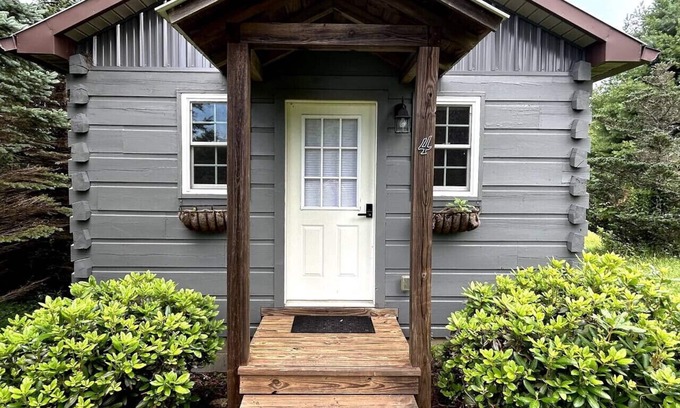 Meadows Of Dan Cabine | River Walk Cabins: Flower Cabin