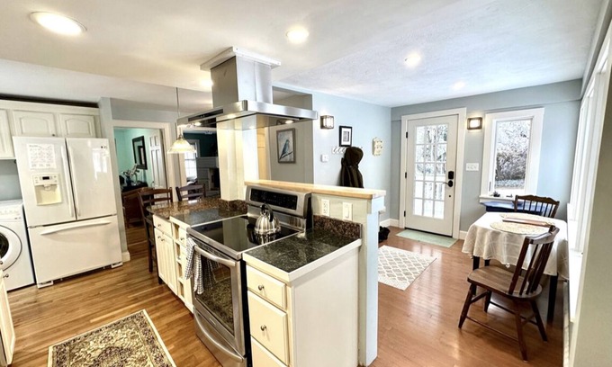 South Eliot Maison | River walk private woods perennial gardens patio and grill 4 bedrooms 2 bathroom