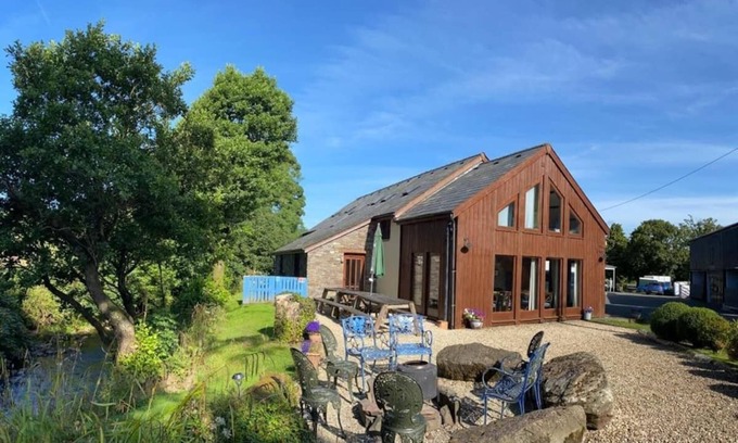 Brecon Maison | Riverbank Barn Conversion (daté 1770) Offres Hébergement de luxe de 15 personnes