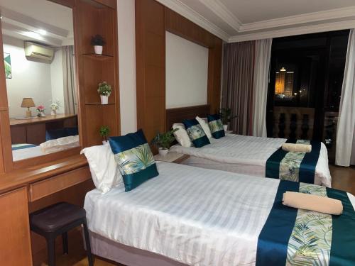 Kampung Surabaya Appartement | Riverbank Suites - River View Level 11, Sleeps 7
