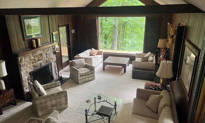 Dexter Maison | Riverbend: A beautiful country 4-bedroom house in Dexter.