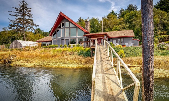 Kernville Maison | Riverfront 3BR w/ Dock—Siletz Sanctuary II 30+ Nights Lincoln City & Depoe Bay