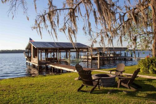 Crescent City Maison | Riverfront Boaters Paradise - Dock w Lifts