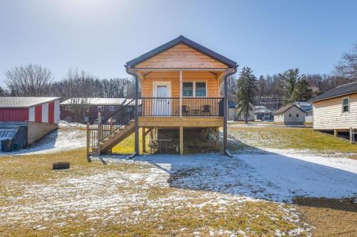 Blanchardville Maison | Riverfront Cabin Rental about 9 Mi to Yellowstone Lake