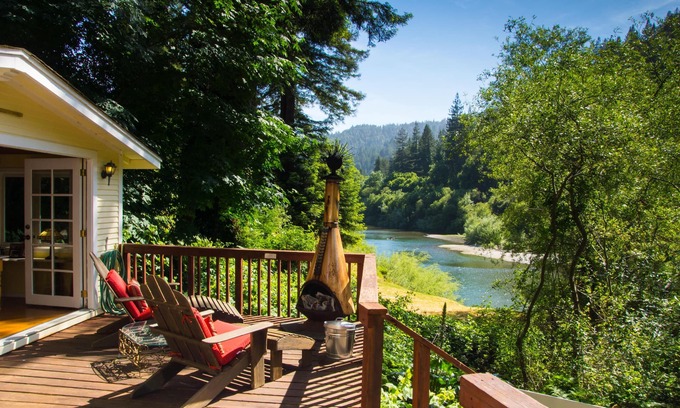 Northwood Cottage | Riverfront Cottage dans la région viticole de Sonoma | Accès à la plage et à la rivière | Dog Friendly