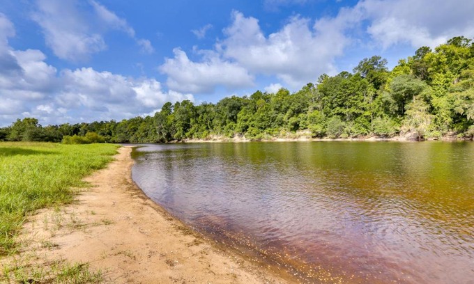 Telogia Maison | Riverfront Florida Escape with Grill and Fire Pit!