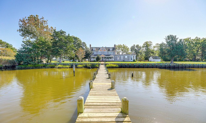 Allen Maison | Riverfront Gem w/ Fire Pit in Eden