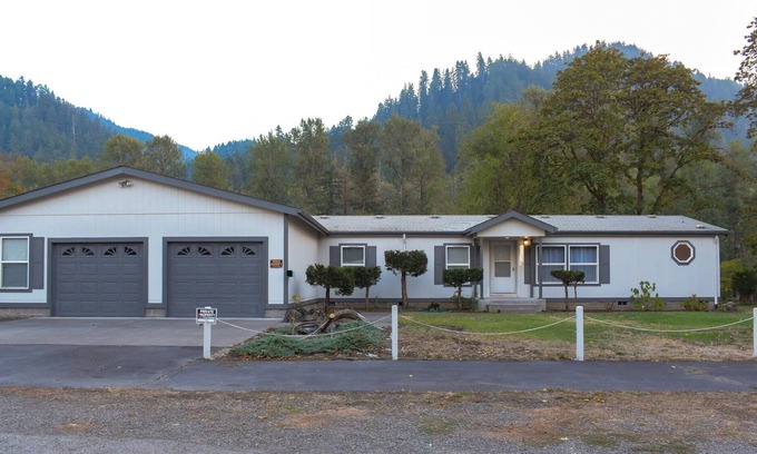 Westfir Maison | Riverfront Home