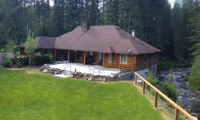 Washougal Maison | Riverfront Lodge on 200 acres in Southwest Washington