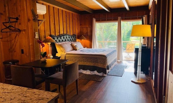 Shady Cove Cabine | Riverfront Lodging River Room 19