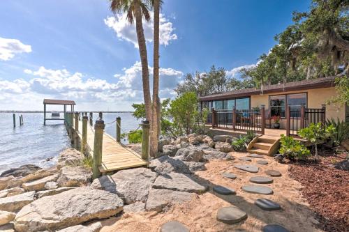 Tropic Appartement | Riverfront Merritt Island Bungalow with Dock and Deck