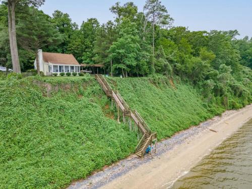 Surry Maison | Riverfront Oasis Kayaks, Private Beach, & More