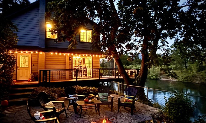Grants Pass Maison | Riverfront on the Rogue! Ideal Southern Oregon location