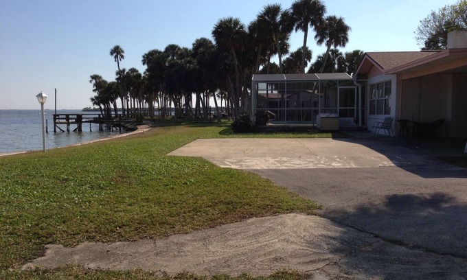 Titusville Maison | Riverfront Pool Home près de KSC et des plages de la côte est