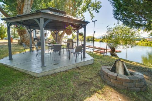 Chiloquin Appartement | Riverfront Resort Cabin about 21 Mi to Crater Lake!