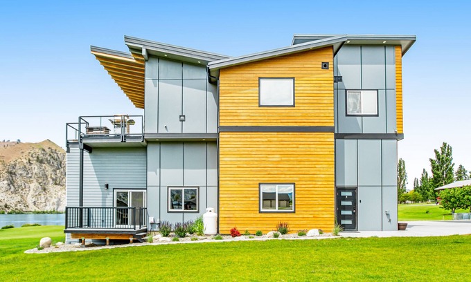 Orondo Maison | Riverfront retreat with a mountain view, game room, & fast WiFi - dogs welcome