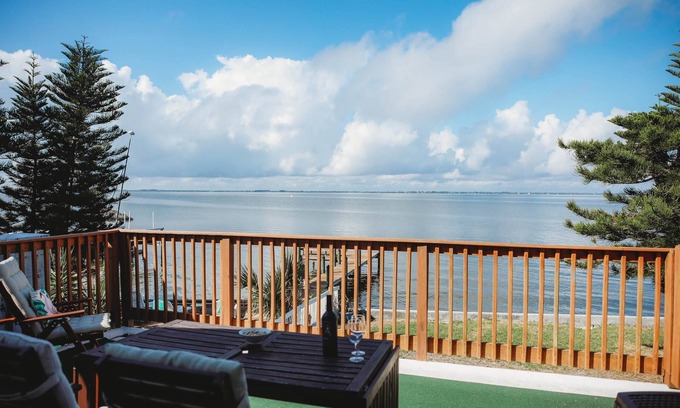Crescent Beach Appartement | Direct Riverfront avec une vue imprenable * Piscine partagée * 200m de la plage