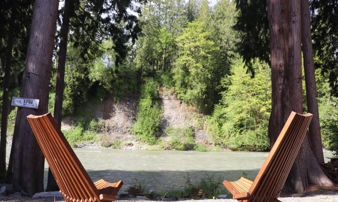 Granite Falls Maison | Riverfront w Cedar Hottub, Sauna, Movie Theatre