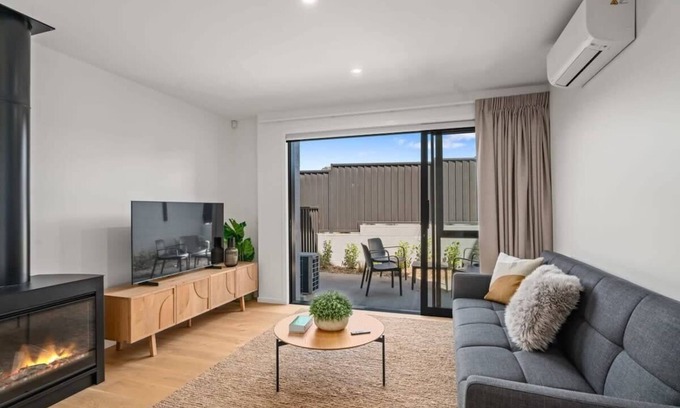 Albert Town Appartement | Rivers Abode Summary: