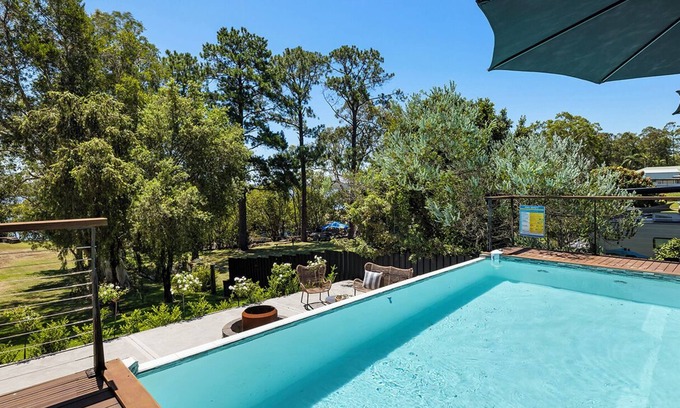 Karuah Maison | Rivers Edge Oasis - in Karuah, infinity pool and private cinema room