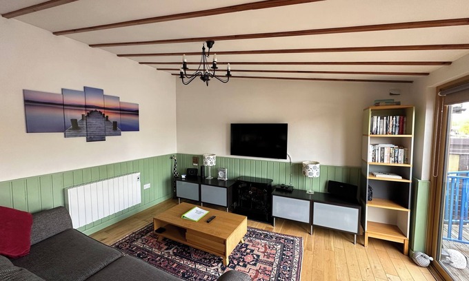 Brundall Cabine | Riverside 2 bedroom lodge. Fishing straight off the decking.