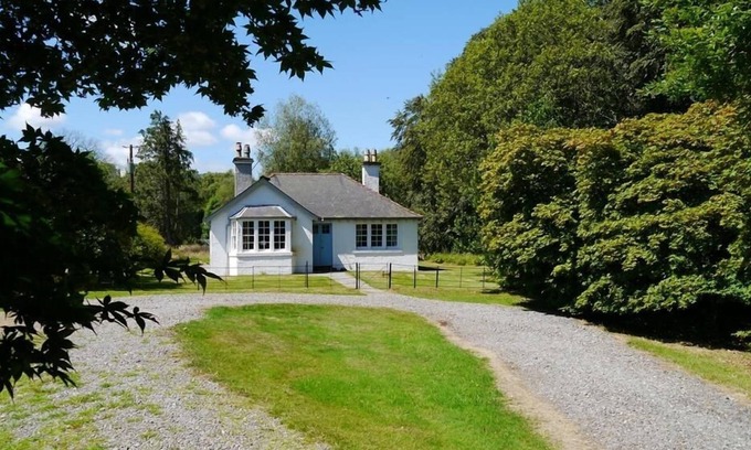 Saint John's Town of Dalry Cottage | Riverside - a cottage that sleeps 4 guests in 2 bedrooms