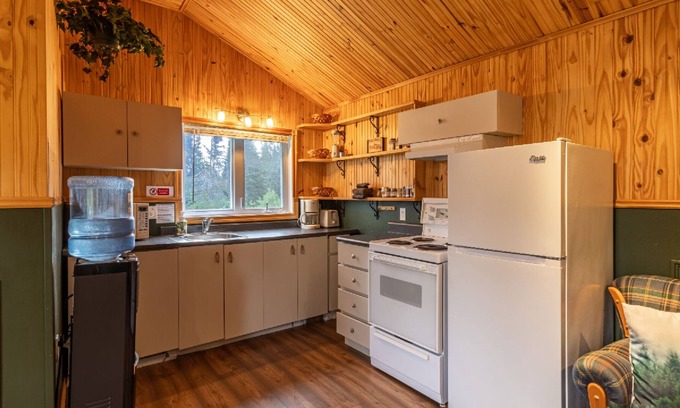 Lac-Etchemin Chalet De Ski | Chalet en rivière: café avec vue, feux de camp, kayak, confort et nature.