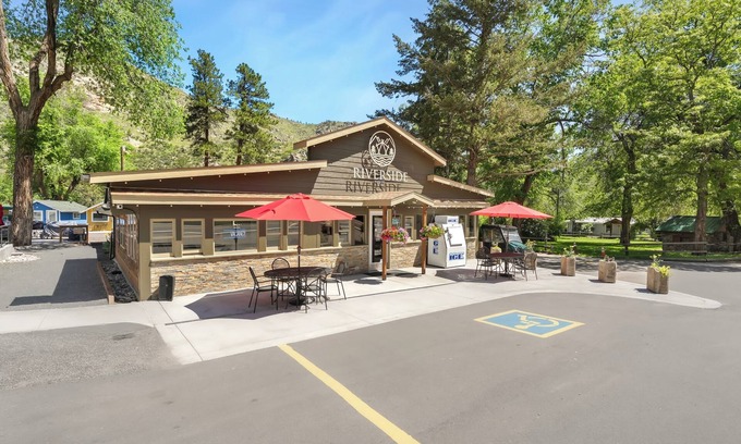 Poudre Park Cabine | Riverside Colorado