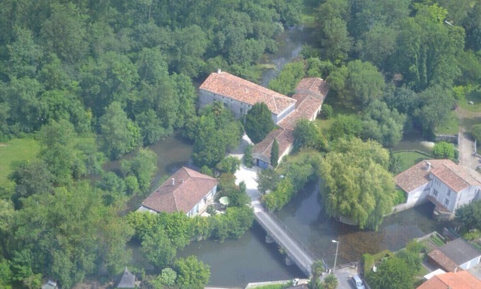 Pons Cottage | Cottages en bord de rivière et moulin à eau à Pons avec piscine / spa chauffé.