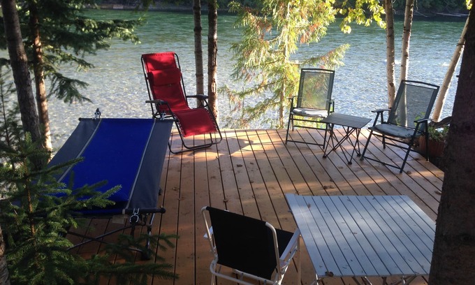 Clearwater Maison | Riverside Guest House avec vue sur le Clearwater RIver drainant Wells Gray Park