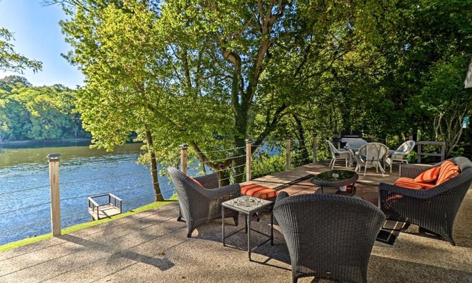 Mountain Home Maison | Riverside Hide-A-Way with Patio, BBQ, Fishing Pier