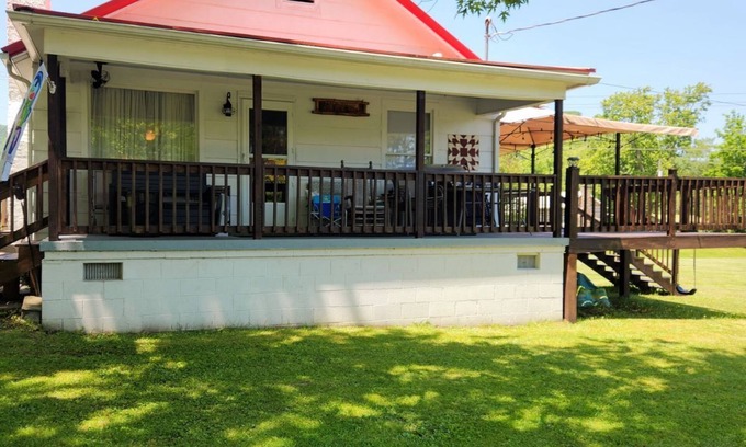 Pence Springs Maison | Riverside Home Close to West Virginias Prime AttractionsnThe Camp House
