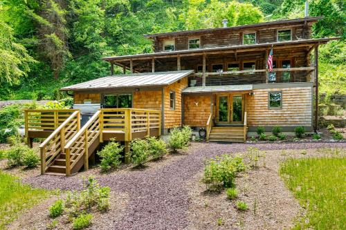 Rileyville Maison | Riverside Log Cabin w Hot Tub Fire Pit Huge Deck