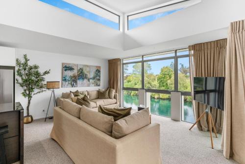 Taupo Maison | Riverside Oasis - Taupo