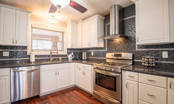 Peoria Heights Maison | Riverside Paradise