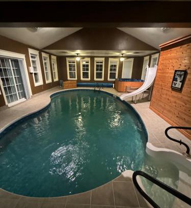 Clarke's Beach Chalet De Ski | Riverside Pool Chalet !