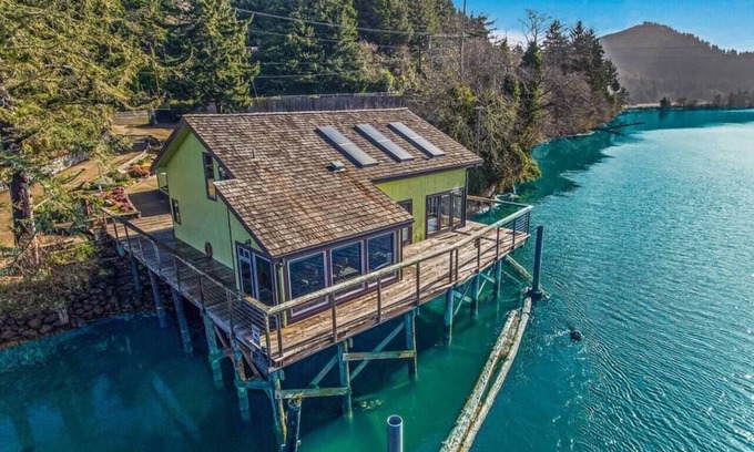 Kernville Maison | Riverside retreat with stunning views, historic charm - Coastal adventure awaits