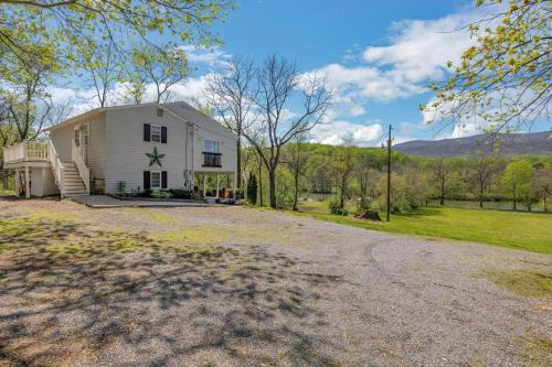 Shenandoah Maison | Riverside Serenity- A Picturesque Retreat cottage