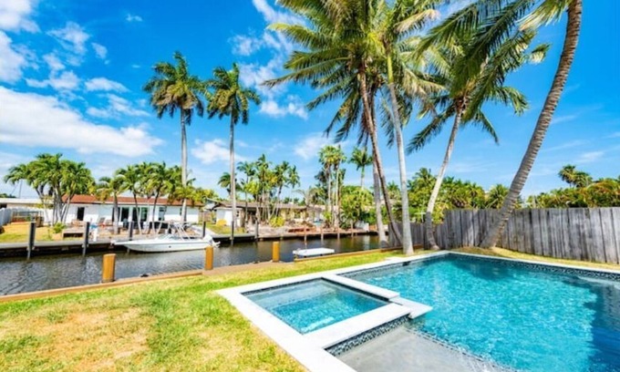 Riverside Park Maison | Riverside View and Access w/Pool