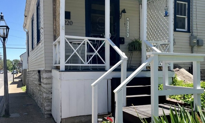 Lake Forest Estates Cottage | ⚜️Rivertown Retreat⚜️ Lewis & Clark: King Bed Sleeps 4