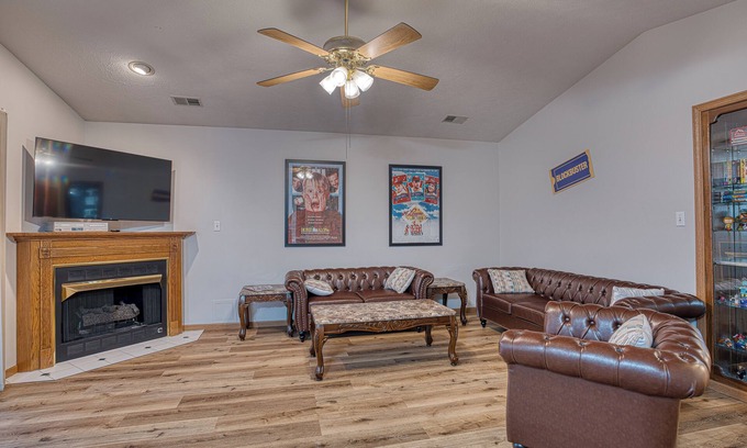 Newburgh Appartement | RiverTown Retro: 1990s Retreat
