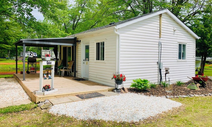 North Bay Cabine | Riverview Cabin Cottage B