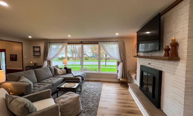 Tonawanda Maison | Riverview House: 13 miles to Niagara Falls and 12 miles to Buffalo