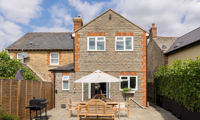 Lechlade Maison | Riverview House | Family home | Large garden | Pass the Keys